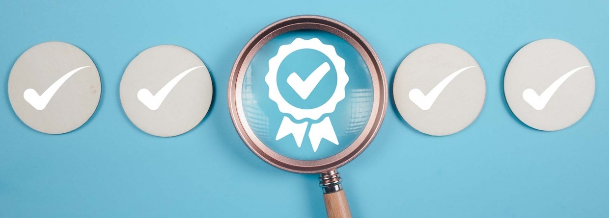 Kwaliteit controle concept; vier icoontjes met een vinkje op een blauwe achtergrond waarvan 1 icoontje een certificaat heeft