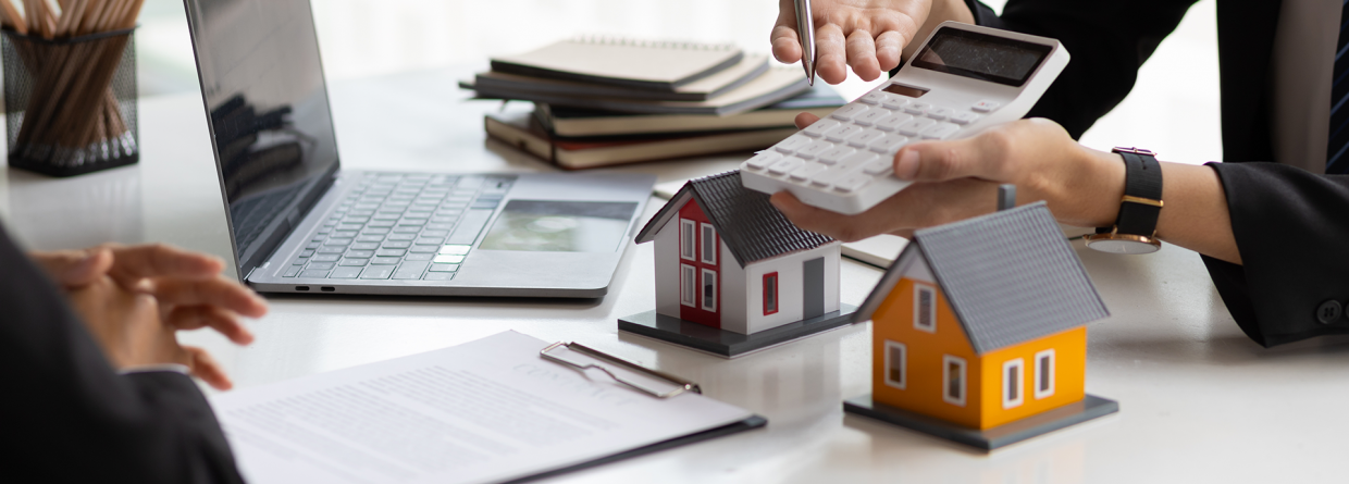 Hypotheekadviseur laat een bedrag op een rekenmachine zien aan de kope