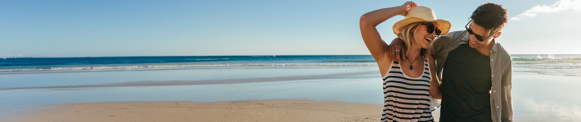 Een gelukkig stel samen op het strand